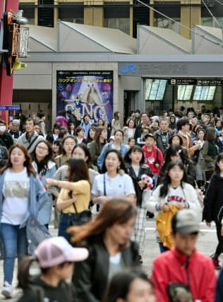 10連休となるゴールデンウイークが始まり、USJに向かう人らでにぎわうJRユニバーサルシティ駅前(27日、大阪市)=共同 10連休となるゴールデンウイークが始まり、USJに向かう人らでにぎわうJRユニバーサルシティ駅前(27日、大阪市)=共同