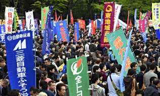 第90回メーデー中央大会に集まった参加者(27日午前、東京・代々木公園)=共同 第90回メーデー中央大会に集まった参加者(27日午前、東京・代々木公園)=共同