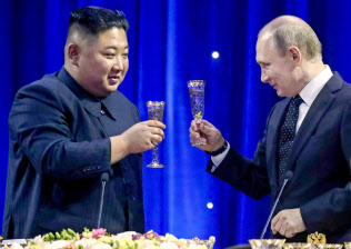 夕食会で乾杯する北朝鮮の金正恩委員長(左)とロシアのプーチン大統領=25日、ロシア・ルースキー島(タス=共同) 夕食会で乾杯する北朝鮮の金正恩委員長(左)とロシアのプーチン大統領=25日、ロシア・ルースキー島(タス=共同)