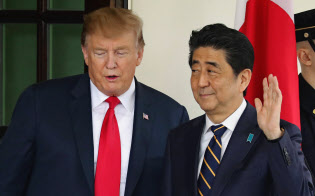首相はトランプ氏が重視する選挙区への日本からの投資を印象付けた=ロイター 首相はトランプ氏が重視する選挙区への日本からの投資を印象付けた=ロイター