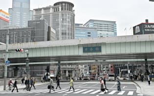 日本橋では首都高の地下化と連動して超高層ビルを建設する再開発が進む