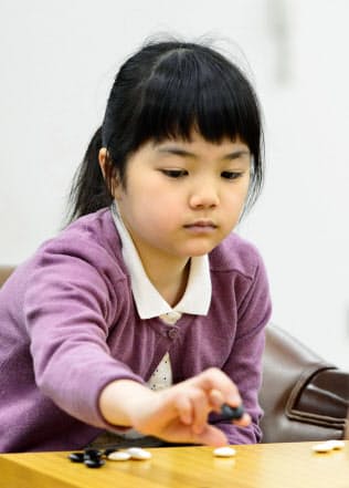 囲碁の若竹杯の1回戦で、種村小百合二段と対局する仲邑菫初段(28日、大阪市内)=共同 囲碁の若竹杯の1回戦で、種村小百合二段と対局する仲邑菫初段(28日、大阪市内)=共同