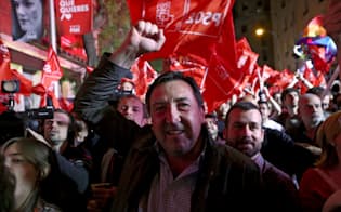 与党・社会労働党の支持者は第1党になったことを喜ぶが、過半数には遠く及ばない（28日、マドリード）=ロイター