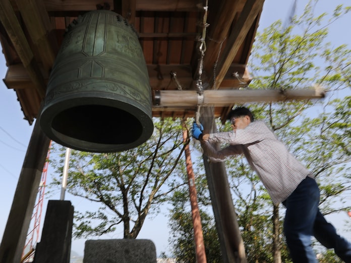 今日も鐘をつく 宮崎 延岡 受け継がれる 務め 日本経済新聞 今日も鐘をつく 宮崎 延岡 受け継がれる 務め 日本経済新聞
