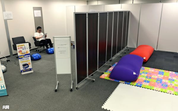 GW期間中に休憩スペースとして利用できる大阪・ミナミの貸会議室(29日)=共同