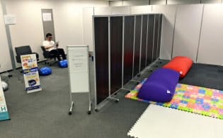 GW期間中に休憩スペースとして利用できる大阪・ミナミの貸会議室(29日)=共同 GW期間中に休憩スペースとして利用できる大阪・ミナミの貸会議室(29日)=共同