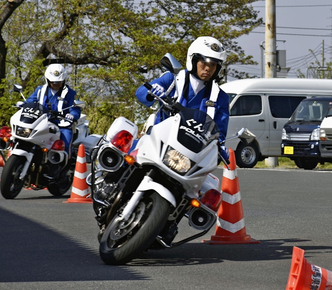 事故で母を亡くした警察官 白バイの夢かなえる 日本経済新聞