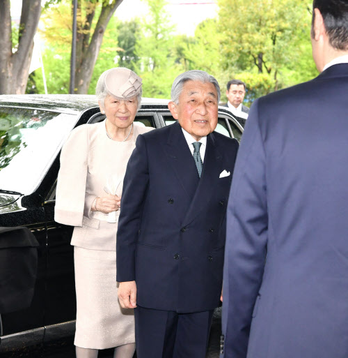 天皇陛下きょう退位 平成 30年余りで幕 日本経済新聞