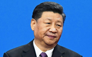 「一帯一路バッジ」を胸に演説する中国の習近平国家主席(4月26日、北京)=共同 「一帯一路バッジ」を胸に演説する中国の習近平国家主席(4月26日、北京)=共同