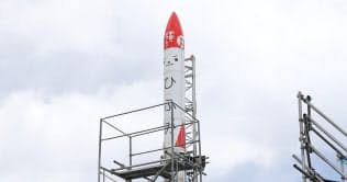 インターステラテクノロジズの小型ロケット「MOMO」3号機(12日、北海道大樹町)=共同 インターステラテクノロジズの小型ロケット「MOMO」3号機(12日、北海道大樹町)=共同