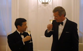 即位される前の2011年にドイツを訪問された天皇陛下と出迎えたウルフ独大統領(右)=ロイター 即位される前の2011年にドイツを訪問された天皇陛下と出迎えたウルフ独大統領(右)=ロイター
