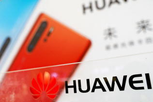 ファーウェイはスマホからテレビなどへ戦線を拡大する(19年3月、中国・深圳のファーウェイの店舗)=ロイター ファーウェイはスマホからテレビなどへ戦線を拡大する(19年3月、中国・深圳のファーウェイの店舗)=ロイター