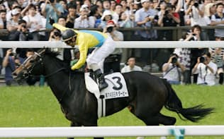 ウオッカは牝馬の時代の幕を開け、日本の競馬史を塗り替えた（優勝した07年の日本ダービー）=共同
