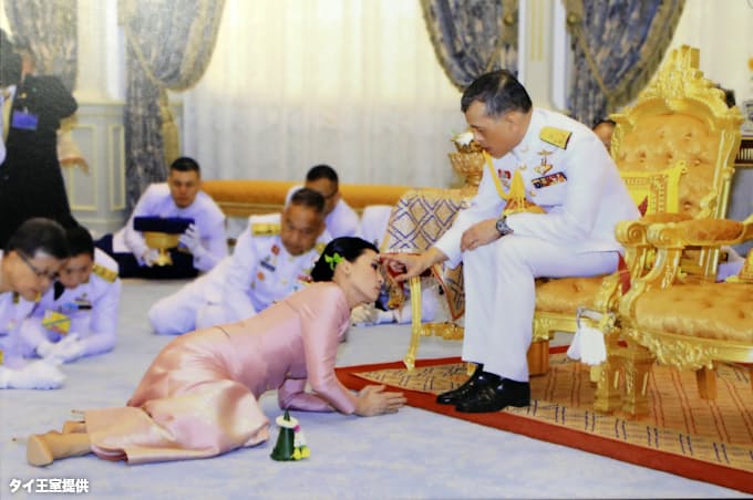 タイ国王 4度目の結婚 戴冠式控え元護衛隊員と 日本経済新聞