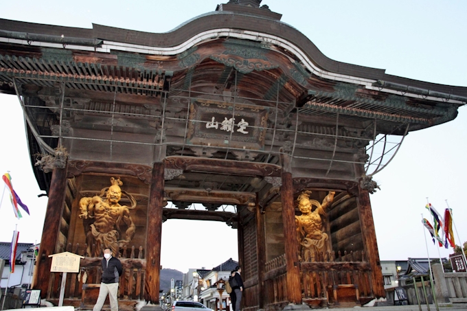 善光寺 あうんの呼吸1世紀 仁王像の節目祝う企画 日本経済新聞