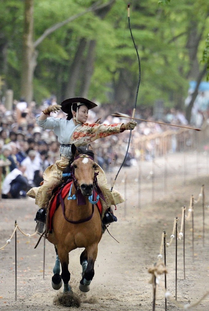 人馬一体の伝統技で魅了 下鴨神社で流鏑馬神事 日本経済新聞 人馬一体の伝統技で魅了 下鴨神社で流鏑馬神事 日本経済新聞