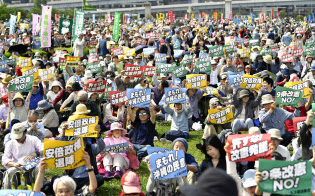 東京都江東区で開かれた護憲派の集会で改憲阻止などを訴える人たち(3日午後)=共同 東京都江東区で開かれた護憲派の集会で改憲阻止などを訴える人たち(3日午後)=共同