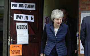 2日、英南部で、英地方選の投票を終えたメイ首相=AP 2日、英南部で、英地方選の投票を終えたメイ首相=AP