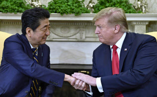 握手する安倍晋三首相とトランプ米大統領(4月26日、ホワイトハウス)=AP 握手する安倍晋三首相とトランプ米大統領(4月26日、ホワイトハウス)=AP