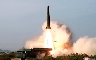 北朝鮮が4日打ち上げた兵器の一部には短距離弾道ミサイルの疑いが出ている=朝鮮中央通信・共同