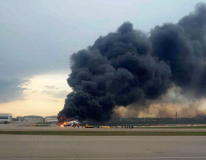 ロシア機が緊急着陸 炎上 モスクワ空港 6人負傷 日本経済新聞