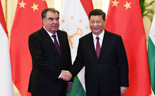タジキスタンのラフモン大統領と握手する中国の習近平主席。タジキスタンは返済の代わりに土地と鉱物資源を中国に提供したとされる=AP タジキスタンのラフモン大統領と握手する中国の習近平主席。タジキスタンは返済の代わりに土地と鉱物資源を中国に提供したとされる=AP