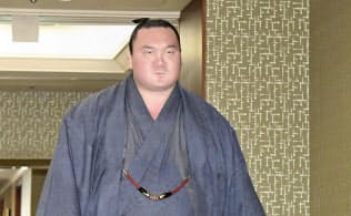春場所千秋楽の三本締めが問題となり、処分を協議するために開かれた日本相撲協会の理事会に向かう白鵬=共同 春場所千秋楽の三本締めが問題となり、処分を協議するために開かれた日本相撲協会の理事会に向かう白鵬=共同