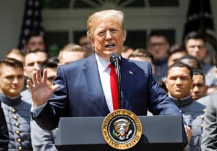 トランプ米大統領は中国からの輸入品に追加関税を課すと宣言した=ロイター トランプ米大統領は中国からの輸入品に追加関税を課すと宣言した=ロイター