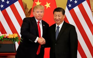 トランプ米大統領（左）は中国からの輸入品に追加関税を課すと宣言した=ロイター