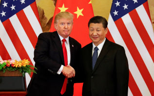 トランプ米大統領(左)は中国からの輸入品に追加関税を課すと宣言した=ロイター トランプ米大統領(左)は中国からの輸入品に追加関税を課すと宣言した=ロイター
