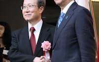 安倍首相と握手する程永華駐日中国大使（17年9月、東京都内）