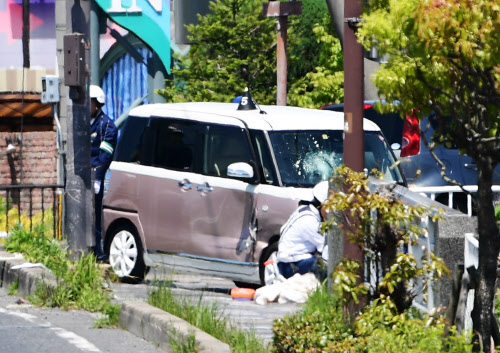 園児列に車突っ込む 2人死亡 大津 日本経済新聞