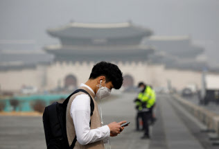 大気汚染がひどいソウル周辺では外出時のマスクが欠かせない=ロイター 大気汚染がひどいソウル周辺では外出時のマスクが欠かせない=ロイター