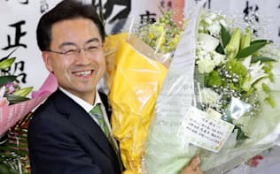 福井県知事選では「幸福度日本一の実感がない」と訴えた新人が現職を破った=共同