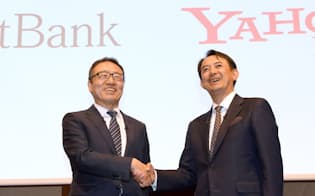 ヤフーを連結子会社化すると発表し、握手するソフトバンクの宮内謙社長(左)とヤフーの川辺健太郎社長（8日、東京都港区） 