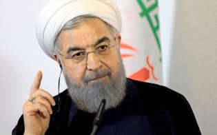 イランのロウハニ大統領は核合意の一部義務の履行停止を表明した=ロイター イランのロウハニ大統領は核合意の一部義務の履行停止を表明した=ロイター