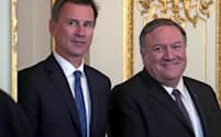 ポンペオ米国務長官（右）は8日、ロンドンでハント外相と会談した=ロイター