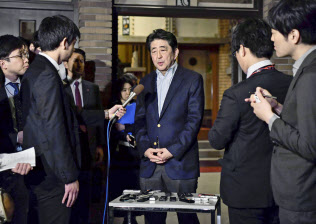 トランプ米大統領との電話協議後、記者団の取材に応じる安倍首相=6日夜、首相公邸 トランプ米大統領との電話協議後、記者団の取材に応じる安倍首相=6日夜、首相公邸