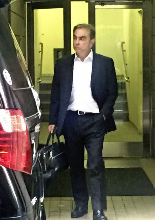 弁護士事務所が入った建物を出るカルロス・ゴーン被告(9日午後、東京都千代田区)=共同 弁護士事務所が入った建物を出るカルロス・ゴーン被告(9日午後、東京都千代田区)=共同