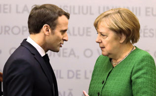 マクロン仏大統領(左)とメルケル独首相の次期EUトップを巡る駆け引きが本格化=AP マクロン仏大統領(左)とメルケル独首相の次期EUトップを巡る駆け引きが本格化=AP