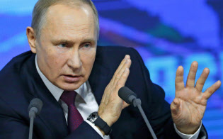 年次記者会見で質問に答えるプーチン大統領=AP 年次記者会見で質問に答えるプーチン大統領=AP