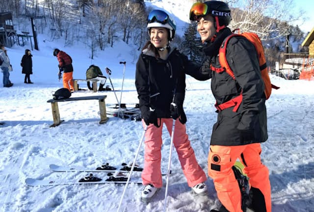 タイ人のソムチャイさんとシリラットさんは富良野での春スキーを満喫（4月、北海道富良野市のスキー場）