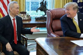 トランプ米大統領(右)は予告通り、中国に追加関税を発動した=ロイター トランプ米大統領(右)は予告通り、中国に追加関税を発動した=ロイター