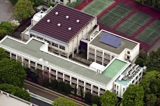 男が侵入し、机の上に刃物を置いたお茶の水女子大付属中(4月27日午後、東京都文京区)=共同通信社ヘリから 男が侵入し、机の上に刃物を置いたお茶の水女子大付属中(4月27日午後、東京都文京区)=共同通信社ヘリから