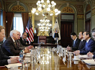 米ワシントンのホワイトハウスでペンス副大統領(左から2人目)と会談する菅官房長官(右から2人目)=10日(在米国日本大使館提供・共同) 米ワシントンのホワイトハウスでペンス副大統領(左から2人目)と会談する菅官房長官(右から2人目)=10日(在米国日本大使館提供・共同)