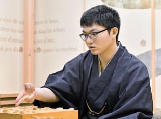 将棋の第4期叡王戦で初タイトルとなる叡王を獲得し、対局を振り返る永瀬拓矢七段(11日午後、広島県廿日市市)=共同 将棋の第4期叡王戦で初タイトルとなる叡王を獲得し、対局を振り返る永瀬拓矢七段(11日午後、広島県廿日市市)=共同