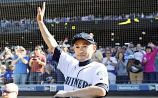 1日の試合途中、ファンの声援にベンチから手を上げて応えるマリナーズのイチローさん=共同 1日の試合途中、ファンの声援にベンチから手を上げて応えるマリナーズのイチローさん=共同