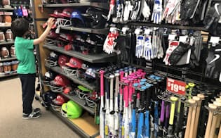 米スポーツ用品店「モデルズ」では野球バットやボールなど多くの中国製品が値上がりする見込み（12日、ニューヨーク州）