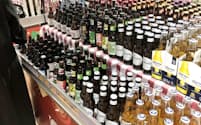 インベブのコロナなどの高級ビールが人気を集めている（上海市のスーパー）