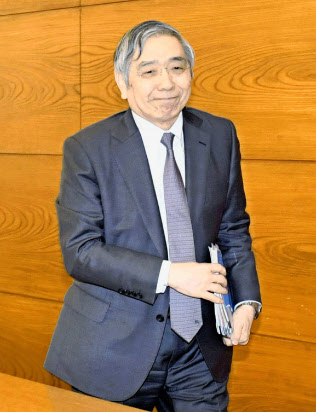 日銀の景気判断では需給ギャップの「水準」と「方向」がカギを握る(写真は4月下旬、記者会見を終えた黒田総裁=共同) 日銀の景気判断では需給ギャップの「水準」と「方向」がカギを握る(写真は4月下旬、記者会見を終えた黒田総裁=共同)